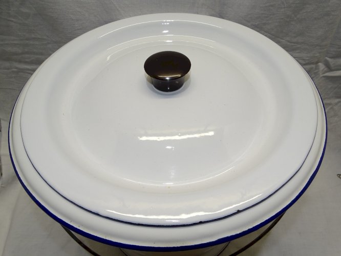 - JOLI ANCIEN POT DE CHAMBRE EMAILLE BLANC MARQUE LEOPOLD avec son COUVERCLE   D