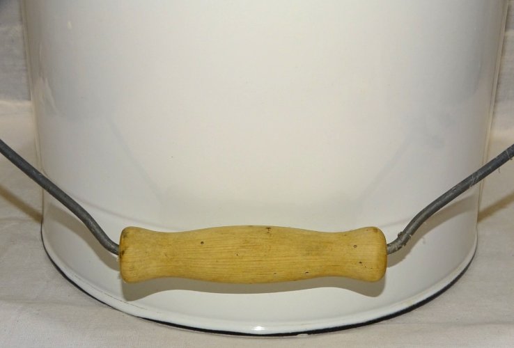 -JOLI ANCIEN POT DE CHAMBRE TOLE EMAILLEE BLANCHE Poignée BOIS COLLECTION     D