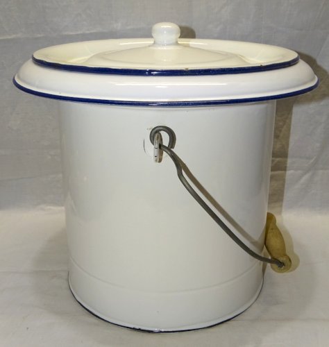 -JOLI ANCIEN POT DE CHAMBRE TOLE EMAILLEE BLANCHE Poignée BOIS COLLECTION     D