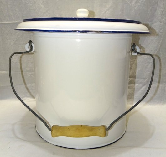 -JOLI ANCIEN POT DE CHAMBRE TOLE EMAILLEE BLANCHE Poignée BOIS COLLECTION     D