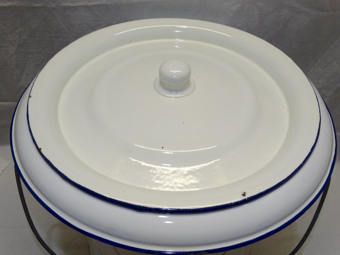 -JOLI ANCIEN POT DE CHAMBRE TOLE EMAILLEE BLANCHE Poignée BOIS COLLECTION     D