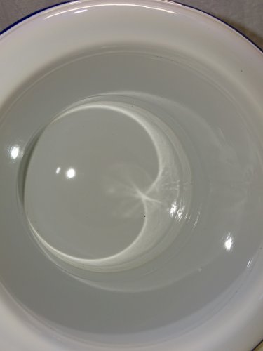 -JOLI ANCIEN POT DE CHAMBRE TOLE EMAILLEE BLANCHE Poignée BOIS COLLECTION     D