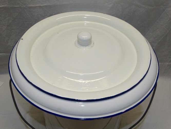 -JOLI ANCIEN POT DE CHAMBRE TOLE EMAILLEE BLANCHE Poignée BOIS COLLECTION     D