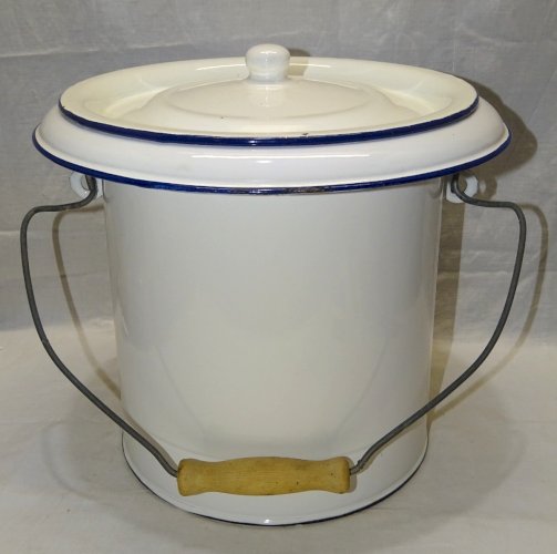 -JOLI ANCIEN POT DE CHAMBRE TOLE EMAILLEE BLANCHE Poignée BOIS COLLECTION     D