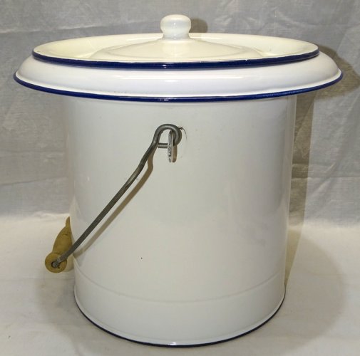 -JOLI ANCIEN POT DE CHAMBRE TOLE EMAILLEE BLANCHE Poignée BOIS COLLECTION     D