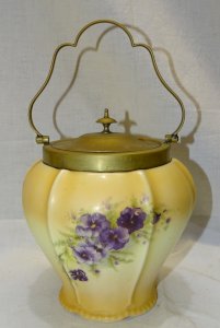 -JOLI ANCIEN SEAU A BISCUITS EN PORCELAINE décor FLEURS MAUVES MONTURE LAITON  D