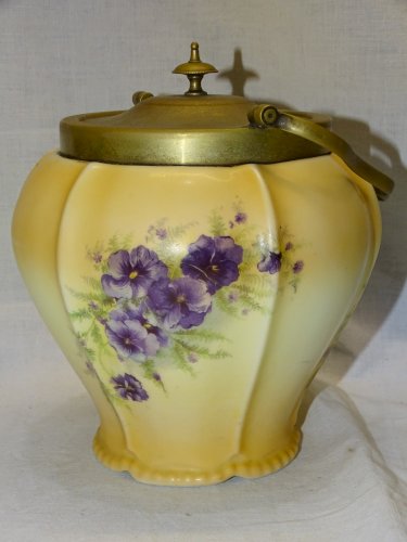 -JOLI ANCIEN SEAU A BISCUITS EN PORCELAINE décor FLEURS MAUVES MONTURE LAITON  D
