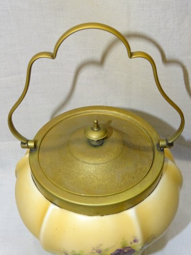 -JOLI ANCIEN SEAU A BISCUITS EN PORCELAINE décor FLEURS MAUVES MONTURE LAITON  D