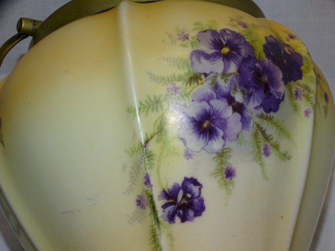 -JOLI ANCIEN SEAU A BISCUITS EN PORCELAINE décor FLEURS MAUVES MONTURE LAITON  D