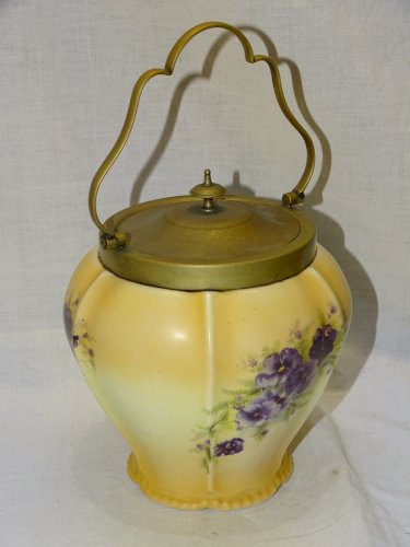 -JOLI ANCIEN SEAU A BISCUITS EN PORCELAINE décor FLEURS MAUVES MONTURE LAITON  D