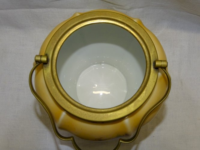 -JOLI ANCIEN SEAU A BISCUITS EN PORCELAINE décor FLEURS MAUVES MONTURE LAITON  D