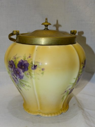 -JOLI ANCIEN SEAU A BISCUITS EN PORCELAINE décor FLEURS MAUVES MONTURE LAITON  D