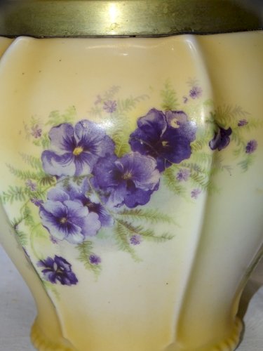 -JOLI ANCIEN SEAU A BISCUITS EN PORCELAINE décor FLEURS MAUVES MONTURE LAITON  D