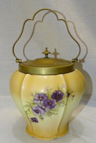 -JOLI ANCIEN SEAU A BISCUITS EN PORCELAINE décor FLEURS MAUVES MONTURE LAITON  D