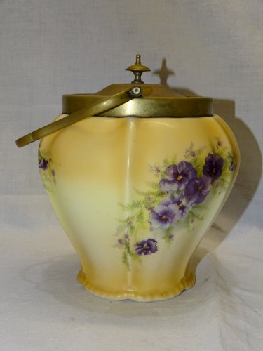 -JOLI ANCIEN SEAU A BISCUITS EN PORCELAINE décor FLEURS MAUVES MONTURE LAITON  D