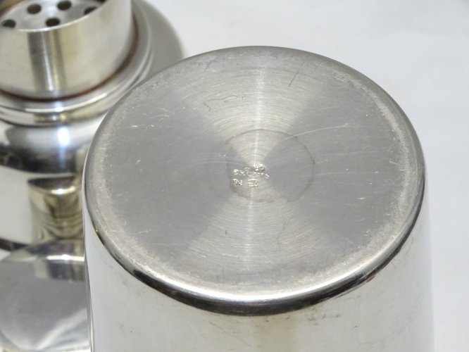-JOLI ANCIEN SHAKER ERCUIS METAL ARGENTE COLLECTION DECO BAR BISTROT VITRINE   D