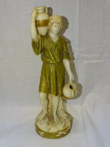 -JOLI ANCIEN SUJET PORCELAINE ROYAL DUX JEUNE HOMME PORTANT UNE PAIRE DE VASES D