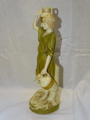 -JOLI ANCIEN SUJET PORCELAINE ROYAL DUX JEUNE HOMME PORTANT UNE PAIRE DE VASES D