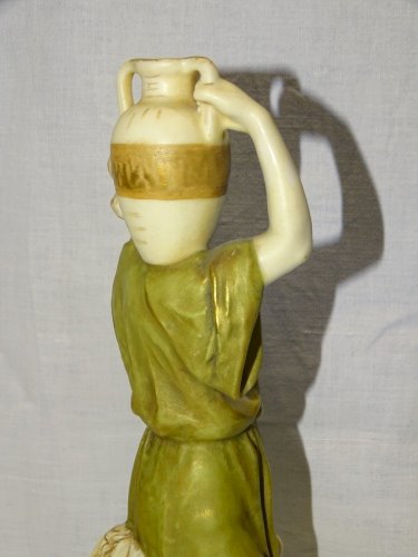 -JOLI ANCIEN SUJET PORCELAINE ROYAL DUX JEUNE HOMME PORTANT UNE PAIRE DE VASES D