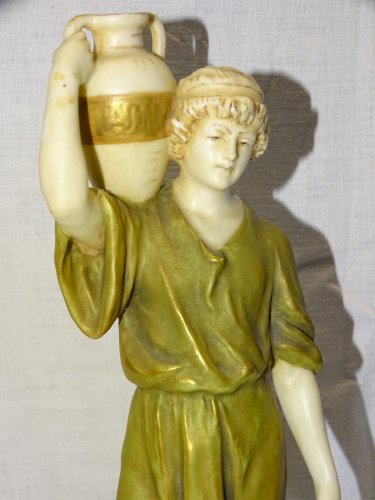 -JOLI ANCIEN SUJET PORCELAINE ROYAL DUX JEUNE HOMME PORTANT UNE PAIRE DE VASES D
