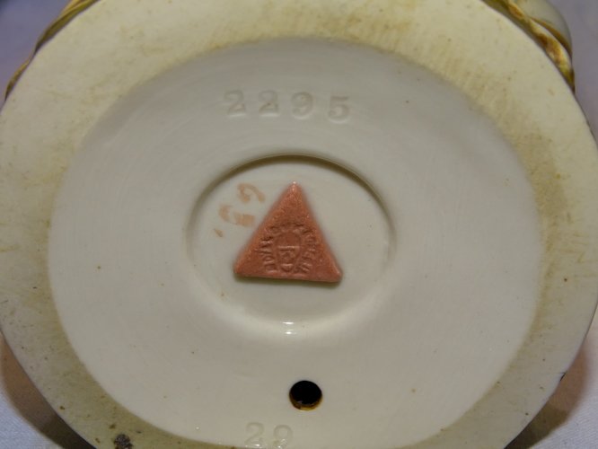 -JOLI ANCIEN SUJET PORCELAINE ROYAL DUX JEUNE HOMME PORTANT UNE PAIRE DE VASES D