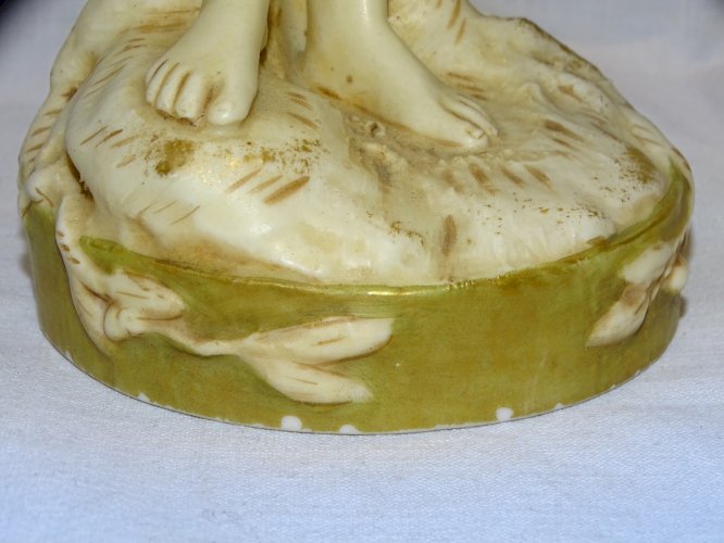 -JOLI ANCIEN SUJET PORCELAINE ROYAL DUX JEUNE HOMME PORTANT UNE PAIRE DE VASES D
