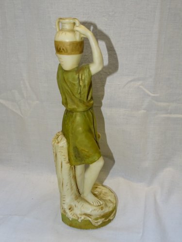 -JOLI ANCIEN SUJET PORCELAINE ROYAL DUX JEUNE HOMME PORTANT UNE PAIRE DE VASES D