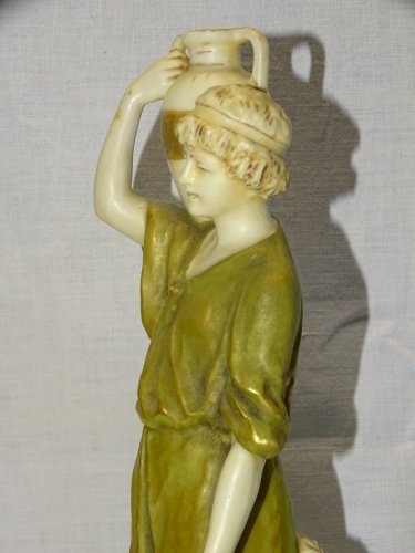 -JOLI ANCIEN SUJET PORCELAINE ROYAL DUX JEUNE HOMME PORTANT UNE PAIRE DE VASES D