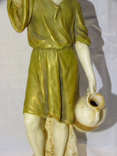 -JOLI ANCIEN SUJET PORCELAINE ROYAL DUX JEUNE HOMME PORTANT UNE PAIRE DE VASES D