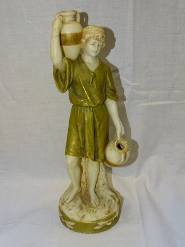 -JOLI ANCIEN SUJET PORCELAINE ROYAL DUX JEUNE HOMME PORTANT UNE PAIRE DE VASES D