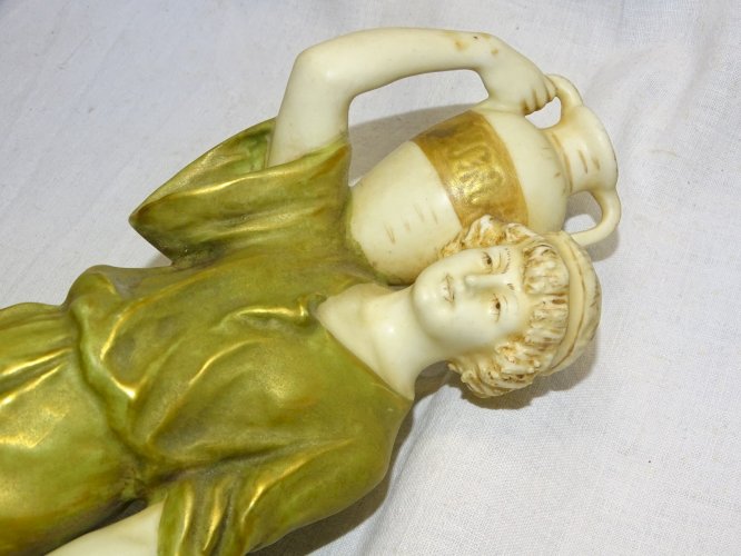 -JOLI ANCIEN SUJET PORCELAINE ROYAL DUX JEUNE HOMME PORTANT UNE PAIRE DE VASES D