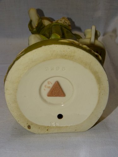 -JOLI ANCIEN SUJET PORCELAINE ROYAL DUX JEUNE HOMME PORTANT UNE PAIRE DE VASES D