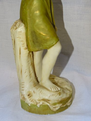 -JOLI ANCIEN SUJET PORCELAINE ROYAL DUX JEUNE HOMME PORTANT UNE PAIRE DE VASES D