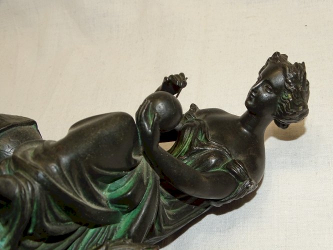 -JOLI ANCIEN SUJET REGULE PATINE NOIRE NAPOLEON III XIXe SOCLE BOIS NOIRCI    D