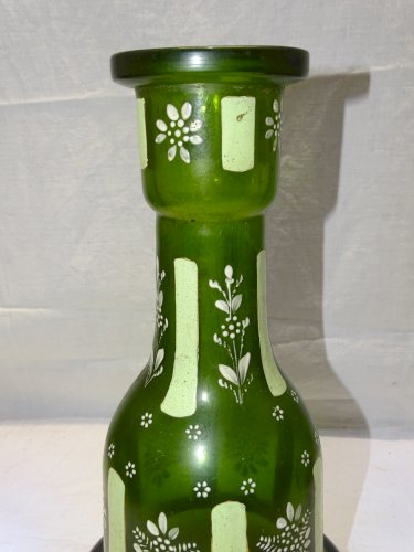 -  JOLI ANCIEN VASE BAS DE NARGUILE VERRE EMAILLE FLEURS BLANCHES VITRINE    D