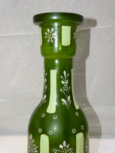 -  JOLI ANCIEN VASE BAS DE NARGUILE VERRE EMAILLE FLEURS BLANCHES VITRINE    D