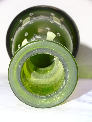 -  JOLI ANCIEN VASE BAS DE NARGUILE VERRE EMAILLE FLEURS BLANCHES VITRINE    D