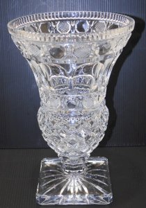  -JOLI ANCIEN  VASE CRISTAL INCOLORE Décor BOHÊME PIED Carré VINTAGE déco    D