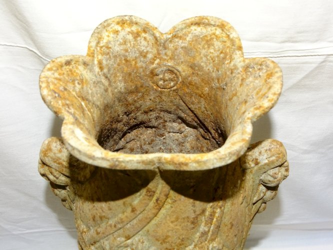 -JOLI ANCIEN VASE EN FONTE ART NOUVEAU ETAT SORTI de GRENIER PUR JUS    D