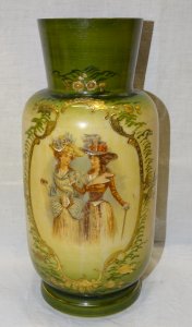 -JOLI ANCIEN VASE EN OPALINE décor de 2 JEUNES ELEGANTES BELLES DORURES    D