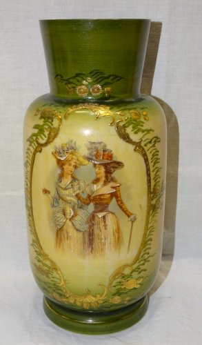 -JOLI ANCIEN VASE EN OPALINE décor de 2 JEUNES ELEGANTES BELLES DORURES    D
