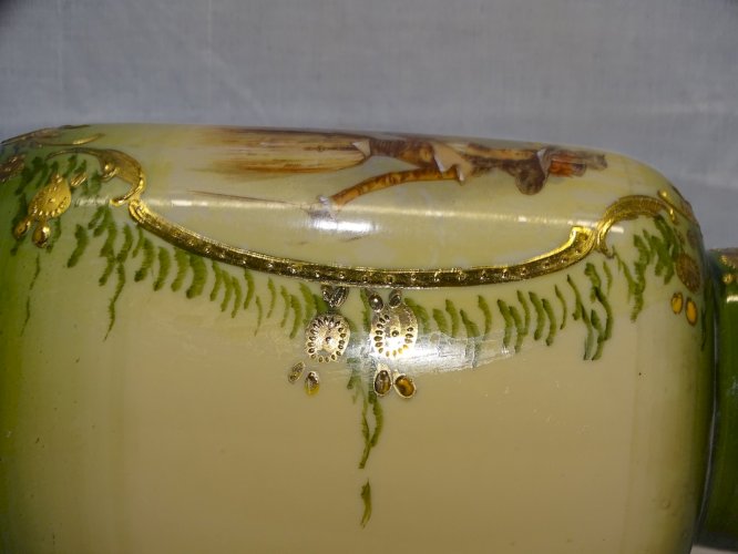 -JOLI ANCIEN VASE EN OPALINE décor de 2 JEUNES ELEGANTES BELLES DORURES    D