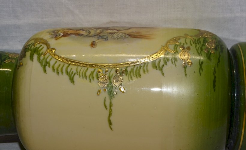 -JOLI ANCIEN VASE EN OPALINE décor de 2 JEUNES ELEGANTES BELLES DORURES    D
