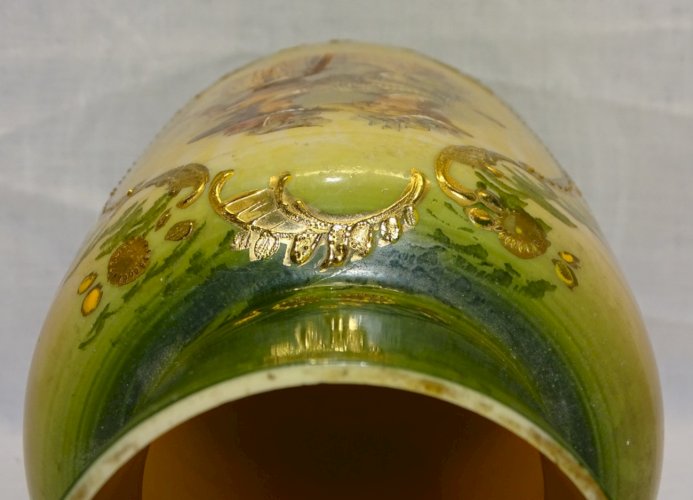 -JOLI ANCIEN VASE EN OPALINE décor de 2 JEUNES ELEGANTES BELLES DORURES    D