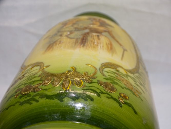 -JOLI ANCIEN VASE EN OPALINE décor de 2 JEUNES ELEGANTES BELLES DORURES    D
