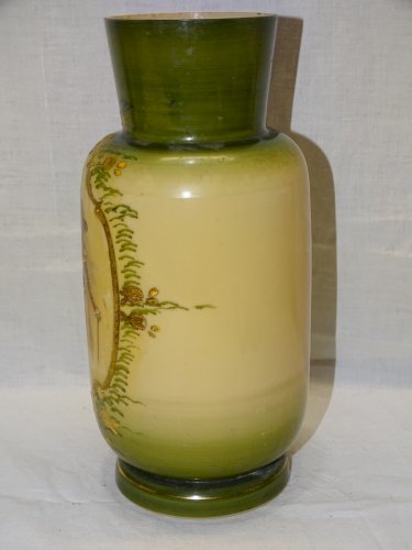 -JOLI ANCIEN VASE EN OPALINE décor de 2 JEUNES ELEGANTES BELLES DORURES    D