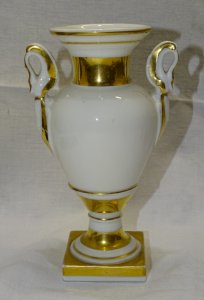 -JOLI ANCIEN VASE STYLE EMPIRE EN PORCELAINE 1 ANSE RECOLLEE VITRINE    D