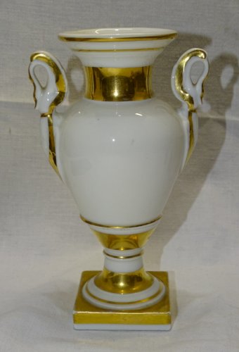 -JOLI ANCIEN VASE STYLE EMPIRE EN PORCELAINE 1 ANSE RECOLLEE VITRINE    D