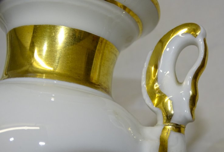-JOLI ANCIEN VASE STYLE EMPIRE EN PORCELAINE 1 ANSE RECOLLEE VITRINE    D