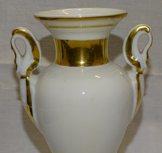 -JOLI ANCIEN VASE STYLE EMPIRE EN PORCELAINE 1 ANSE RECOLLEE VITRINE    D